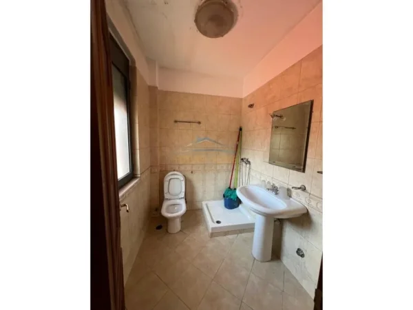 Tirane, jepet me qera zyre Kati 3, 139 m² 1.300 € (Bllok)