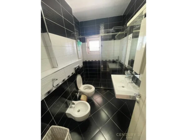 Tirane, jepet me qera apartament 2+1 Kati 9, 95 m² 800 € (Myslym Shyri)