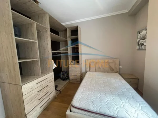 Tirane, jepet me qera apartament 2+1+Ballkon , 97 m² 900 € (Pranë Xhamisë së Selitës)