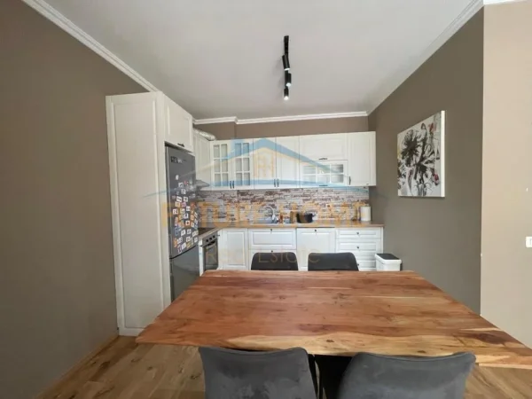 Tirane, jepet me qera apartament 2+1+Ballkon , 97 m² 900 € (Pranë Xhamisë së Selitës)