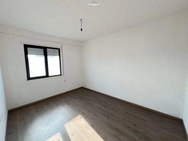 Tirane, jap me qera zyre Kati 7, 105 m² 500 € (Rruga Xhanfize Keko prane UET)