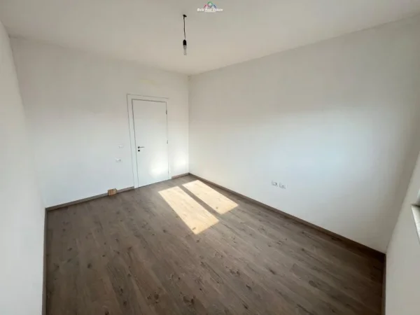 Tirane, jap me qera zyre Kati 7, 105 m² 500 € (Rruga Xhanfize Keko prane UET)