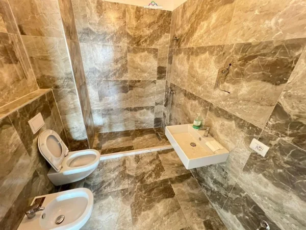 Tirane, jap me qera zyre Kati 7, 105 m² 500 € (Rruga Xhanfize Keko prane UET)