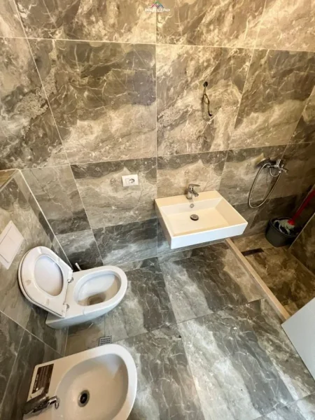 Tirane, jap me qera zyre Kati 7, 105 m² 500 € (Rruga Xhanfize Keko prane UET)