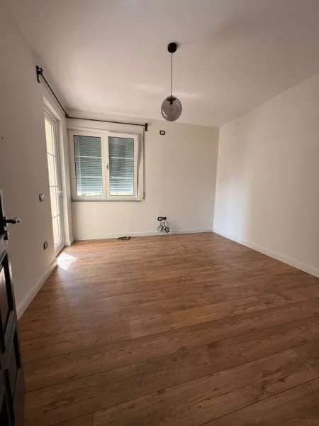 Tirane, jepet me qera ambjent biznesi Kati 8, 110 m² 1.000 € (Rruga Prokop Mima)