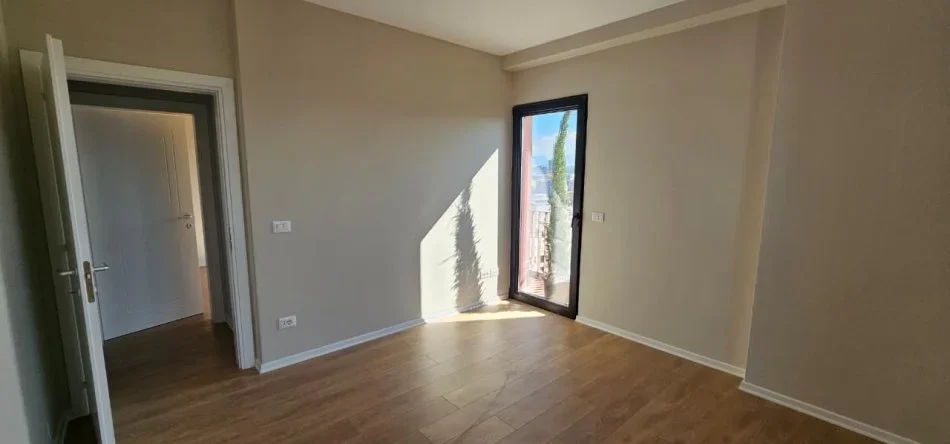 Tirane, jepet me qera zyre Kati 5, 160 m² 1.800 € (21 Dhjetori)