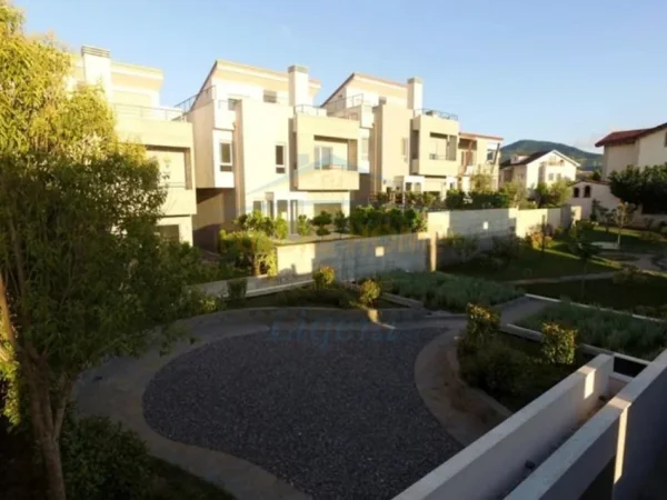 Tirane, jepet me qera Vile 3+1 , 310 m² 3.000 € 