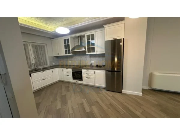 Tirane, jepet me qera Vile 3+1 , 310 m² 3.000 € 