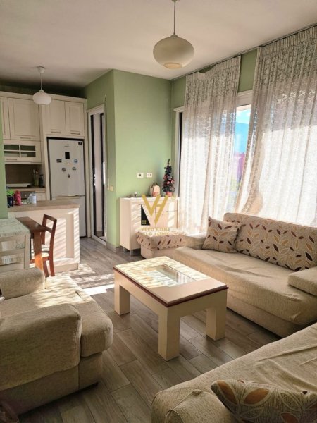Tirane, jepet me qera apartament 2+1+Ballkon Kati 6, 90 m² 500 € (LAPRAKE)