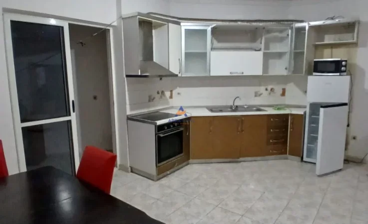 Tirane, jepet me qera apartament 2+1+Ballkon Kati 4, 95 m² 519 € (Don Bosko)