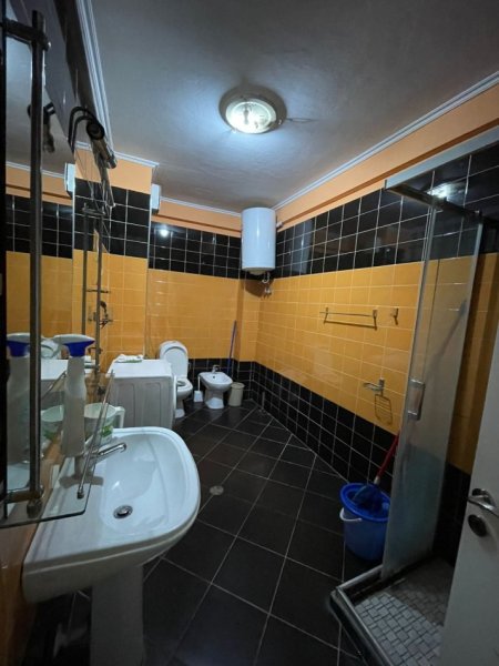 SHITET APARTAMENT 2+1 NË ASTIR I MOBILUAR  ME HIPOTEKË,  Kati 4, 100 m² 150.000 €URO