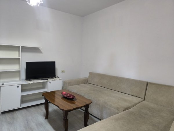 Tirane, jepet me qera Vile 1+1+Aneks+Ballkon Kati 2, 85 m² 400 € (Gjergj Legisi)