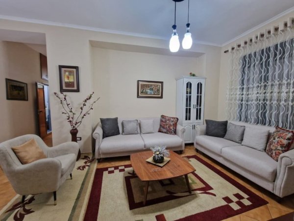 Tirane, jepet me qera apartament 2+1 Kati 3, 100 m² 900 € 