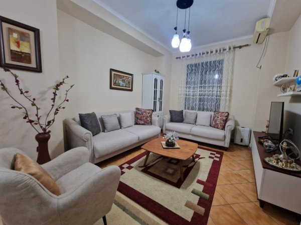 Tirane, jepet me qera apartament 2+1 Kati 3, 100 m² 900 € 