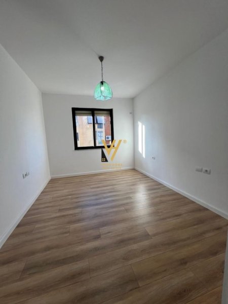 Tirane, shitet apartament 2+1+Ballkon Kati 5, 81 m² 165.000 € (IOSH FUSHA E AVIACIONIT)