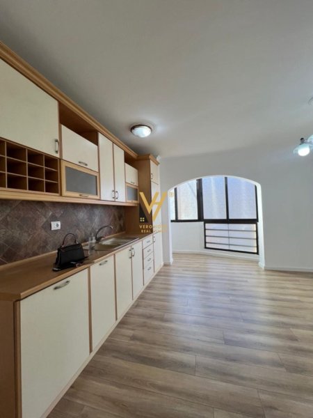 Tirane, shitet apartament 2+1+Ballkon Kati 5, 81 m² 165.000 € (IOSH FUSHA E AVIACIONIT)