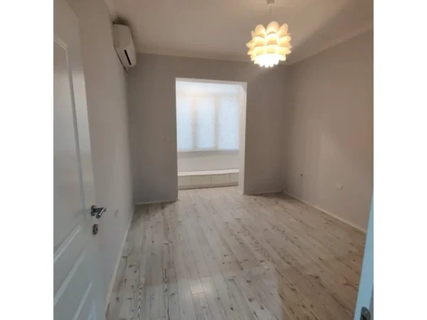 Tirane, jepet me qera zyre Kati 1, 92 m² 900 € 