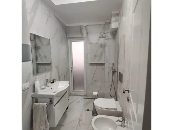 Tirane, jepet me qera zyre Kati 1, 92 m² 900 € 