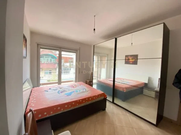 Tirane, jepet me qera apartament 2+1 Kati 2, 110 m² 550 € 