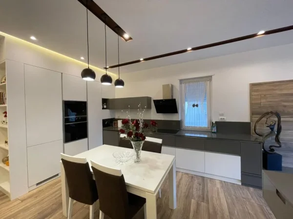 Tirane, jepet me qera apartament 3+1+Ballkon Kati 2, 140 m² 1.300 € (Kopshti Zoologjik)