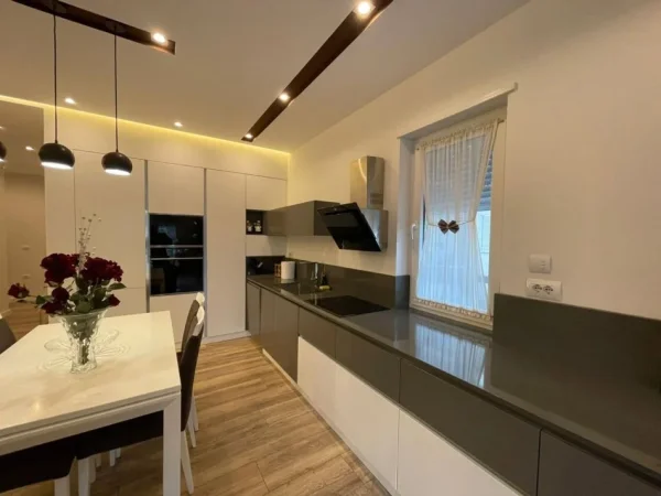 Tirane, jepet me qera apartament 3+1+Ballkon Kati 2, 140 m² 1.300 € (Kopshti Zoologjik)