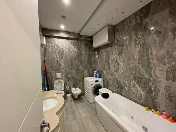 Tirane, jepet me qera apartament 3+1+Ballkon Kati 2, 140 m² 1.300 € (Kopshti Zoologjik)
