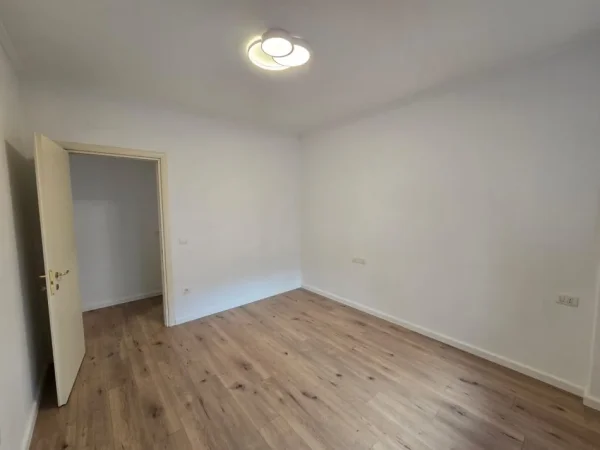 Tirane, shitet apartament 1+1+Ballkon Kati 4, 73 m² 218.000 € (Kompleksi Delijorgji)