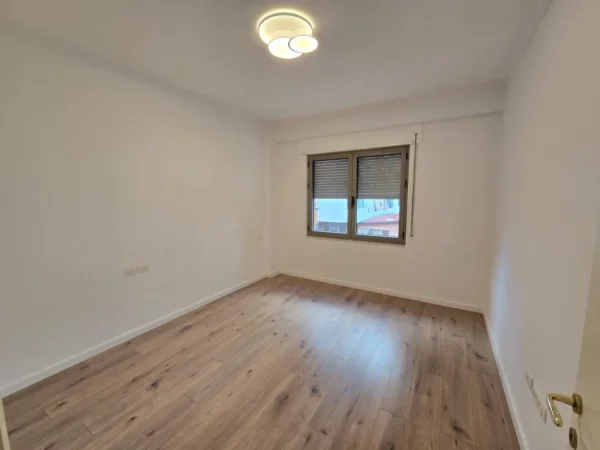 Tirane, shitet apartament 1+1+Ballkon Kati 4, 73 m² 218.000 € (Kompleksi Delijorgji)