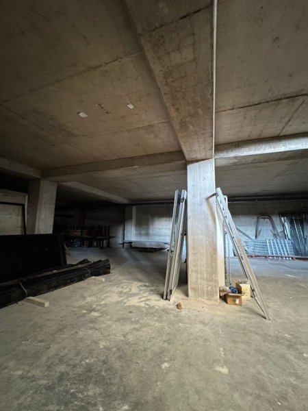 Tirane, jepet me qera magazine , 1.000 m² 2.500 € (Autostrada Tiranë–Durrë)