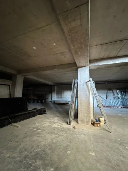 Tirane, jepet me qera magazine , 1.000 m² 2.500 € (Autostrada Tiranë–Durrë)