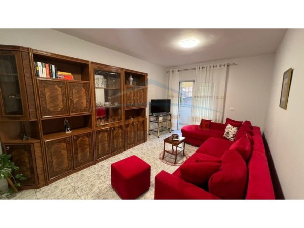Tirane, jepet me qera apartament 2+1+Ballkon Kati 1, 87 m² 650 € (Rruga Fortuzi)