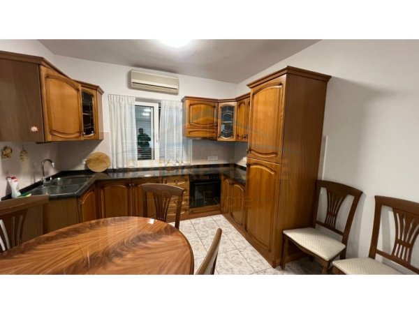 Tirane, jepet me qera apartament 2+1+Ballkon Kati 1, 87 m² 650 € (Rruga Fortuzi)