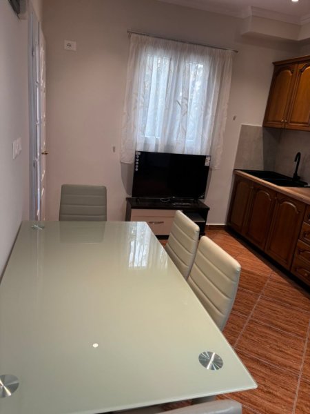 Tirane, jepet me qera Vile 1+1 Kati 1, 65 m² 450 € (5 Maji/Rr.Dervish Luzha)