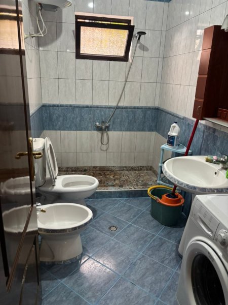 Tirane, jepet me qera Vile 1+1 Kati 1, 65 m² 450 € (5 Maji/Rr.Dervish Luzha)