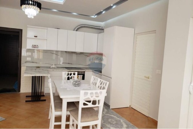 Tirane, jepet me qera apartament 1+1 , 65 m² 600 € (Liqeni i Thate)