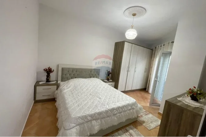 Tirane, jepet me qera apartament 1+1 , 65 m² 600 € (Liqeni i Thate)
