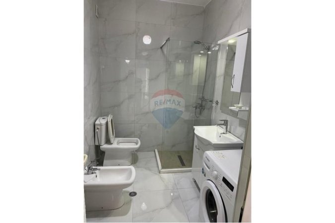 Tirane, jepet me qera apartament 1+1 , 65 m² 600 € (Liqeni i Thate)