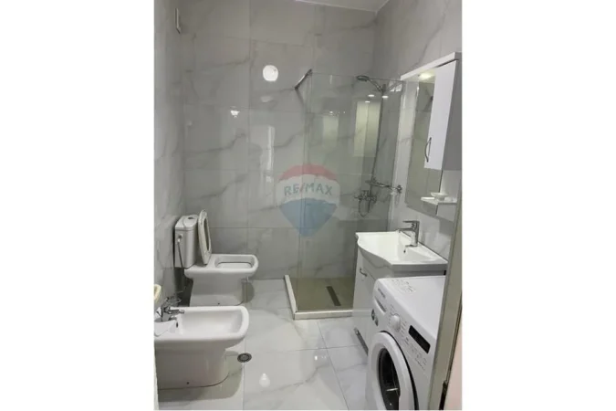 Tirane, jepet me qera apartament 1+1 , 65 m² 600 € (Liqeni i Thate)