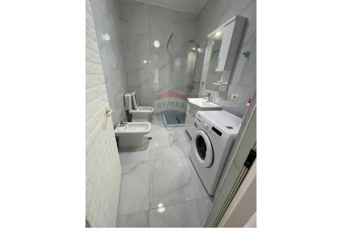 Tirane, jepet me qera apartament 1+1 , 65 m² 600 € (Liqeni i Thate)