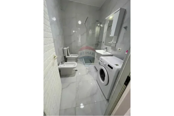 Tirane, jepet me qera apartament 1+1 , 65 m² 600 € (Liqeni i Thate)