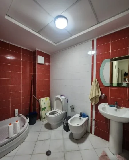 Tirane, shitet apartament 2+1+Ballkon Kati 5, 75 m² 160.000 € (Ish Parku i Autobusëve)
