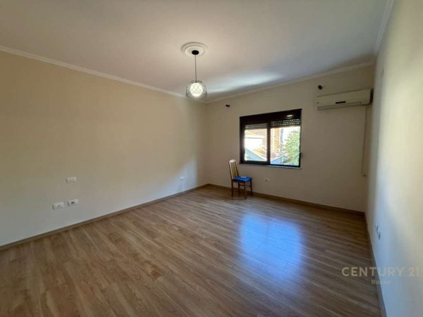 Tirane, jepet me qera zyre Kati 3, 110 m² 600 € (KOMUNA E PARISIT)