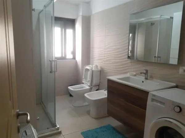 Tirane, jepet me qera apartament 2+1 , 112 m² 800 € (Bllok)