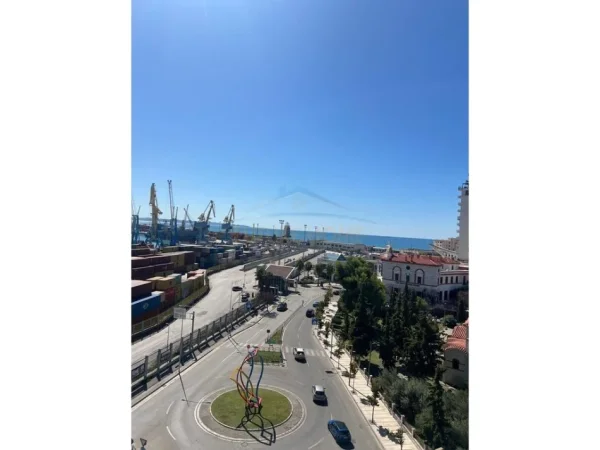 Durres, jepet me qera apartament 2+1 Kati 6, 125 m² 750 € (Porti Durres)