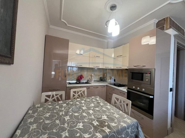 Durres, jepet me qera apartament 2+1 Kati 6, 125 m² 750 € (Porti Durres)