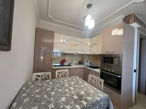 Durres, jepet me qera apartament 2+1 Kati 6, 125 m² 750 € (Porti Durres)