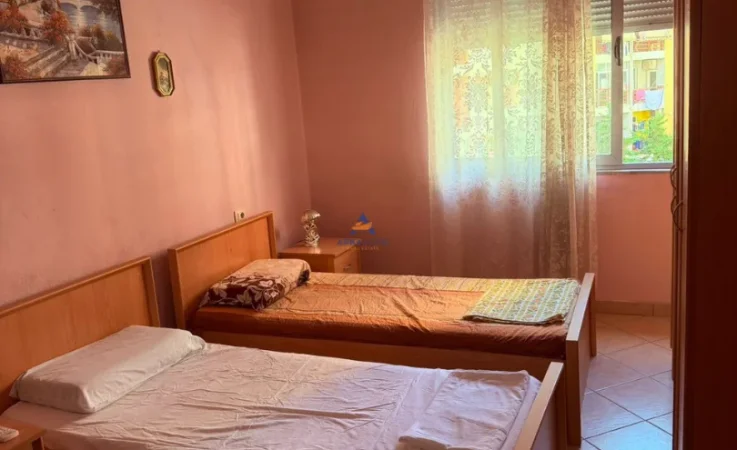 Tirane, jepet me qera apartament 2+1+Ballkon Kati 3, 120 m² 570 € (Unaza e Re)
