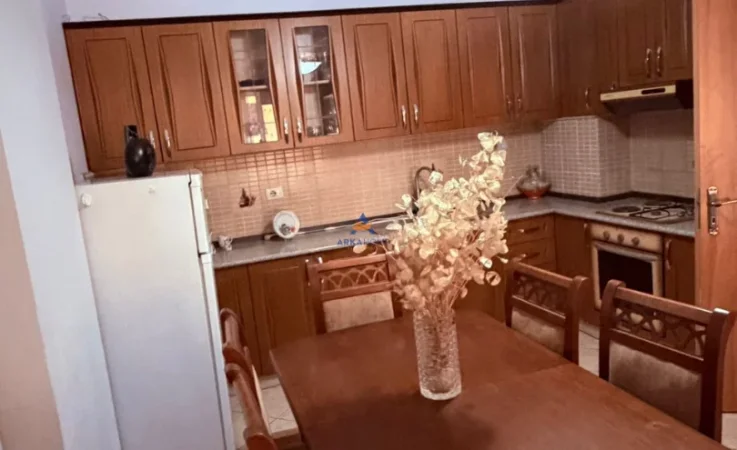 Tirane, jepet me qera apartament 2+1+Ballkon Kati 3, 120 m² 570 € (Unaza e Re)