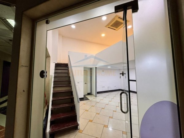 Shitet, Ambient Biznesi, Rruga Barrikadave, Tiranë 160,000 €