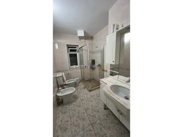 Jepet me qera apartament 2+1 Kati 1, 87 m² 650 € (Rruga Fortuzi)